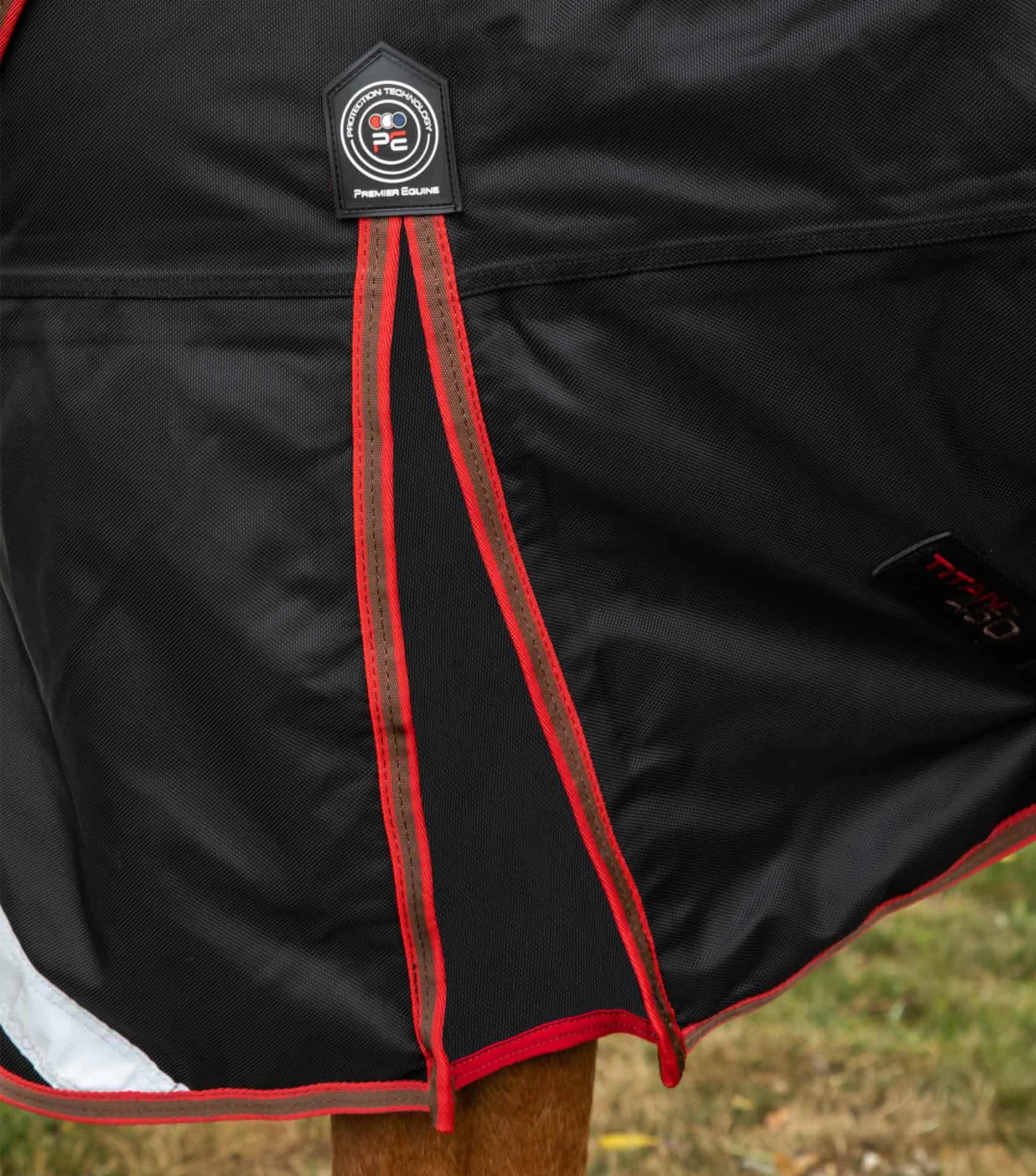 Titan 450g Turnout Rug With Snug-Fit Neck Cover 6 Titan 450g Turnout Rug With Snug-Fit Neck Cover - Image 4